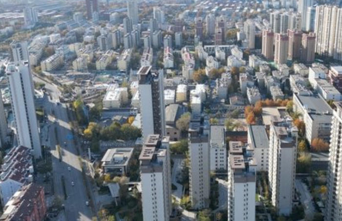 1月8日上午,济南市槐荫区第十九届人民代表大会第四次会议隆重开幕。2024年,槐荫沿着高质量发展的轨迹砥砺奋进,通过项目、产业、民生等全方位举措,精心勾勒出富有“西”引力的发展图景。展望2025 年,槐荫区又将扬起奋进之帆,乘风破浪,跨越重重挑战,向着更高目标笃定前行。