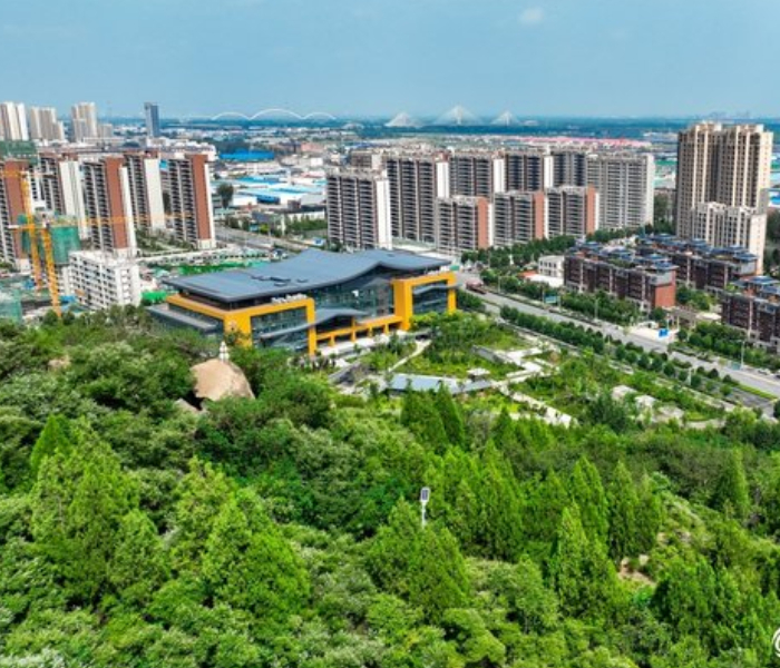 大道如砥，行者无疆。新的奋斗在新的征程开启。
1月7日，济南市天桥区第十九届人民代表大会第四次会议开幕。天桥区人民政府区长张庆国向大会作报告。会上提出了天桥区“到2027年经济总量实现千亿规模”战略目标，指明了进一步全面深化改革推进现代化强区建设的方向。