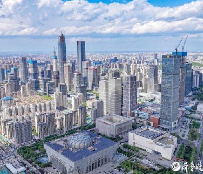 梦虽遥，追则能达；愿虽艰，持则可圆。过去的一年，历下百万奋斗者披星赶月、踔厉奋发，在竞逐中冲在前、在挑战中争先锋，绘就出浓墨重彩新画卷。梦虽遥，追则能达；愿虽艰，持则可圆。过去的一年，历下百万奋斗者披星赶月、踔厉奋发，在竞逐中冲在前、在挑战中争先锋，绘就出浓墨重彩新画卷。
新的一年，历下区将抢抓重大机遇，以“项目提升年”为总牵引，以奋进之姿扛牢使命担当，以拼搏之为赢得发展新机，以攻坚之志广积发展后劲，继续在强省会建设中走在前、作表率。