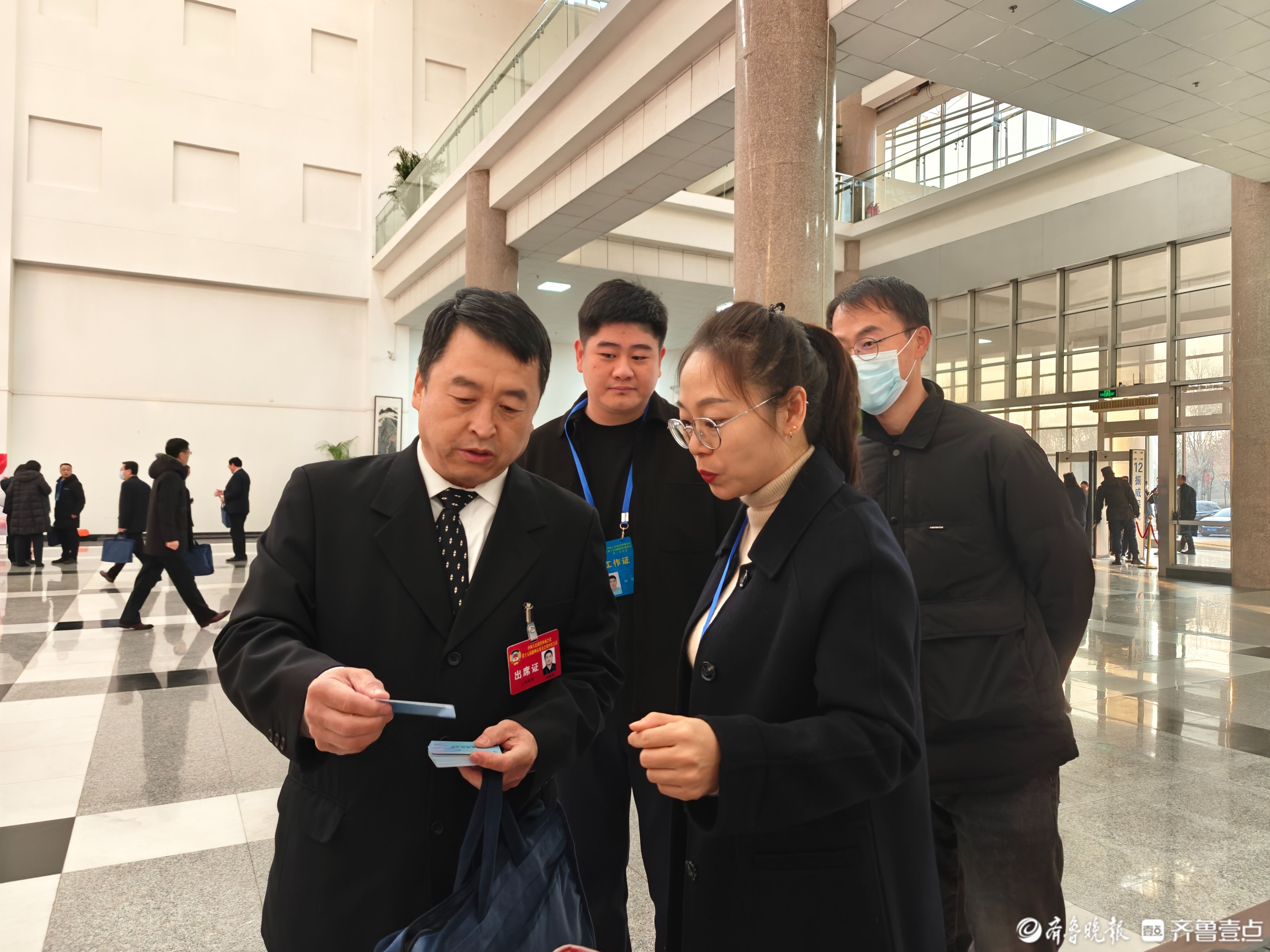 传递书香 助力两会，德州市图书馆开展两会信息服务工作