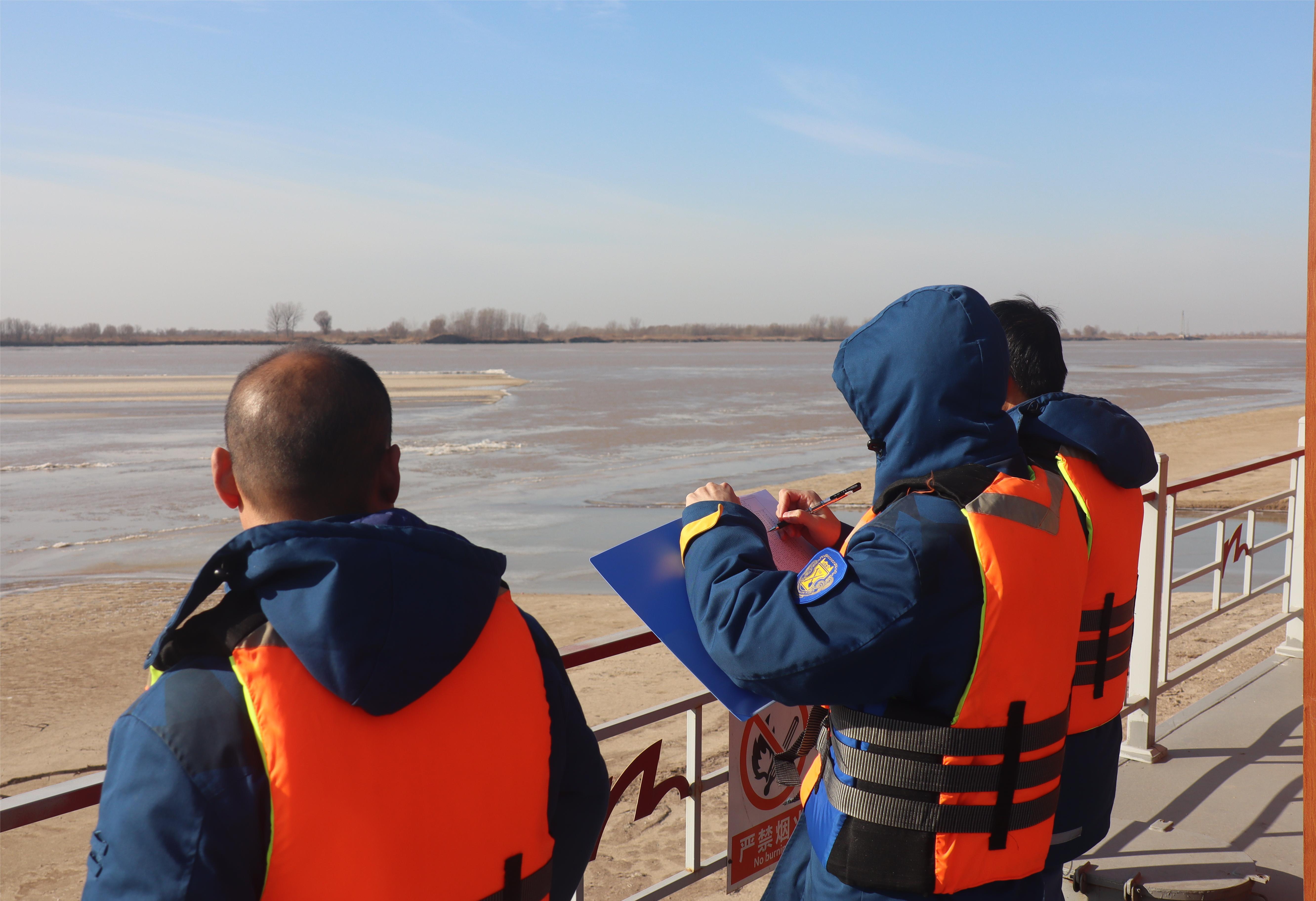 黄河下游河段出现本年度首次流凌，河口河务局加强巡查保安全