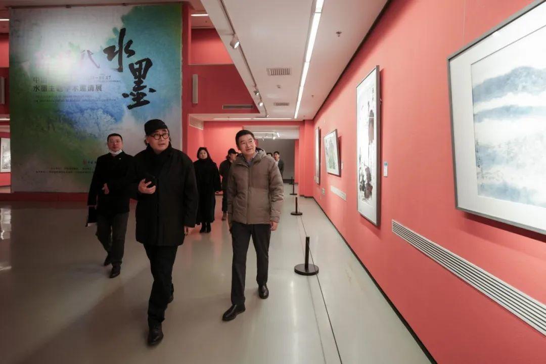 中国国家画院院长刘万鸣参观中国国家画院水墨主题学术邀请展