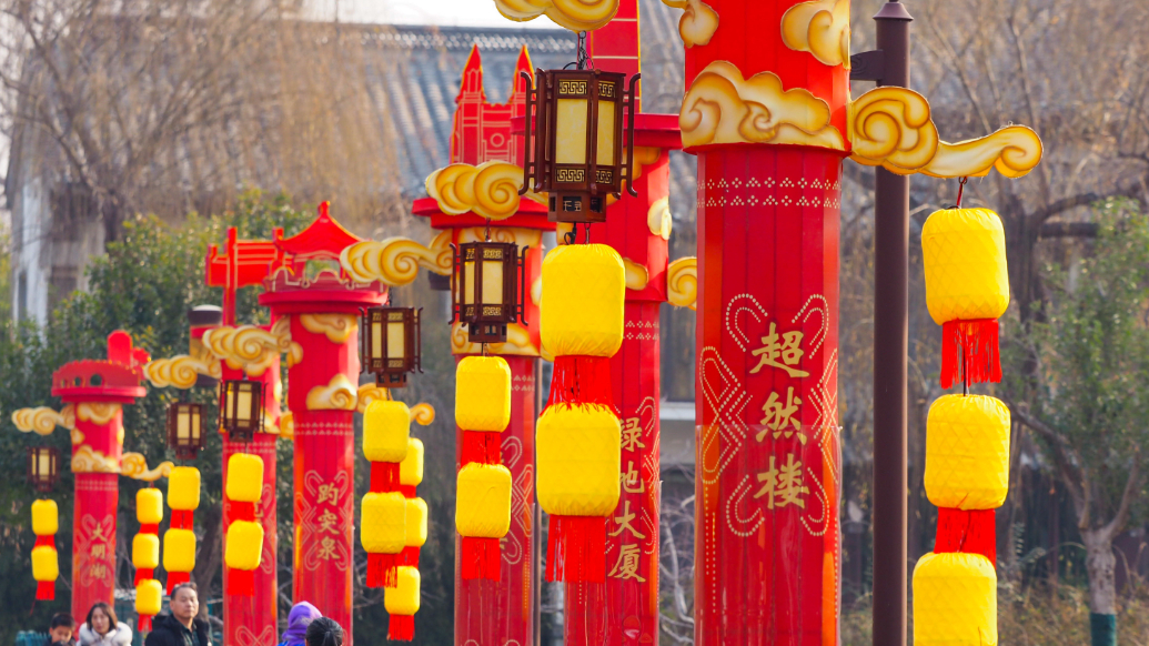 果然视频|创意十足，大明湖畔的华表造型花灯引游客打卡留念