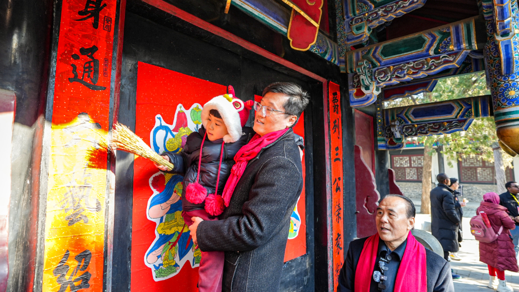 果然视频|曲阜孔令绍祖孙仨在孔府贴春联，传承春节仪轨