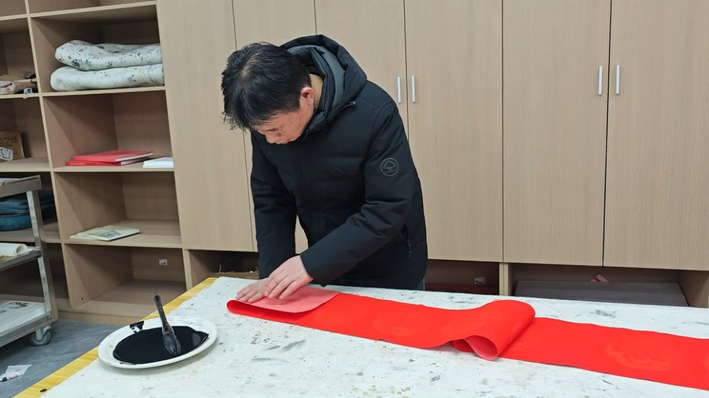 潍坊开门红·我为城门挂春联|钟江平挥墨为潍坊奎文门写新春对联