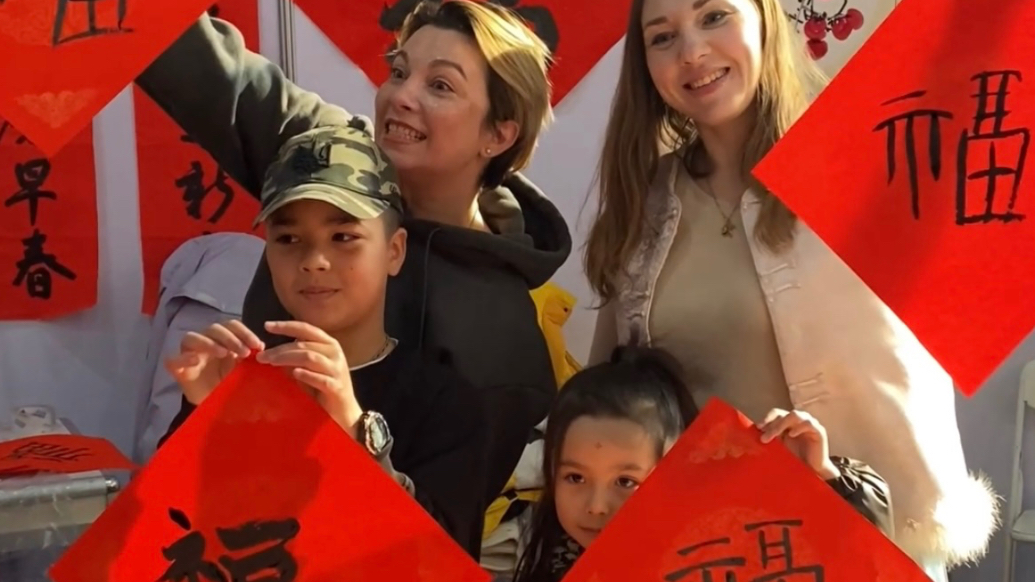 果然视频|外国友人写“福”字，体验浓浓年味