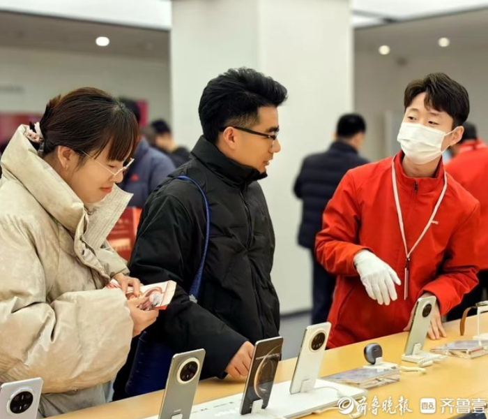 1月23日，记者从济南市商务局了解到，今年新一轮家电产品以旧换新补贴正式启动。同日济南市2025年手机、平板、智能手表（手环）购新补贴正式上线。此次活动有何亮点？济南家电数码产品市场将迎来哪些新变化？记者与您一起探访了解。