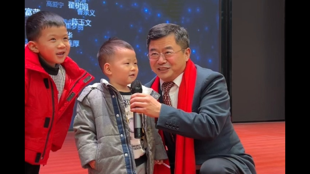 果然视频丨老师们带自家孩子参加春节团拜会，校领导猜出孩子家长是谁