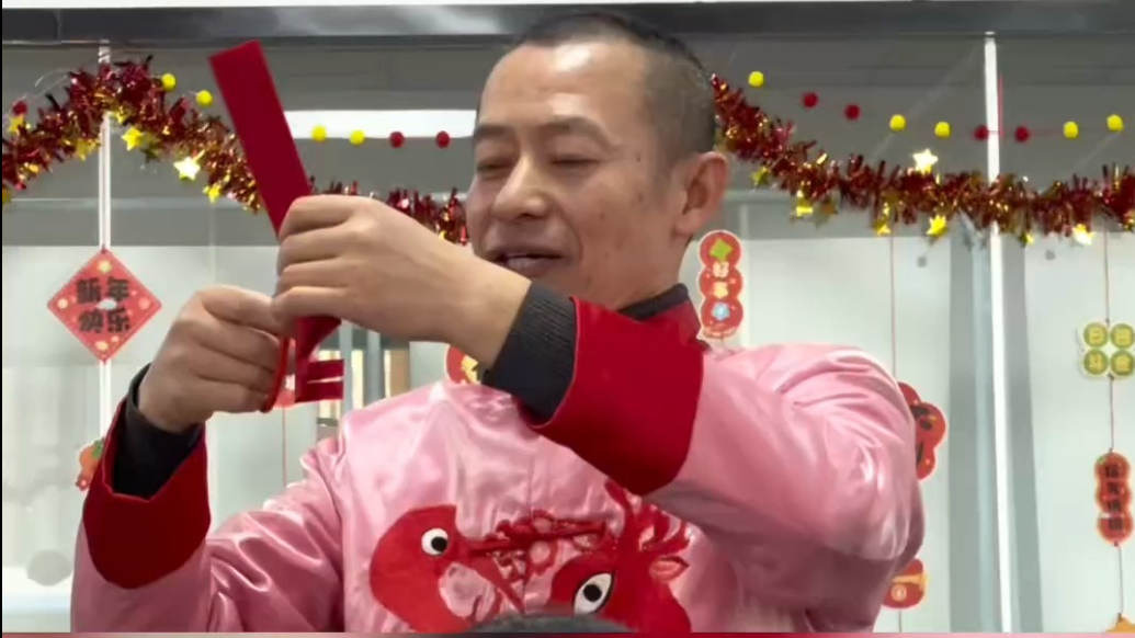 果然视频｜烟台非遗剪纸进社区，家长带娃“沉浸式”体验传统文化