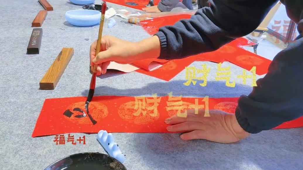 果然视频|书法家的“忙年”，写不完的春联送不完的“福”