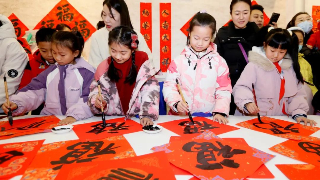 果然视频｜写福字、赏非遗、秀才艺，青岛娃在即墨古城花样过春节