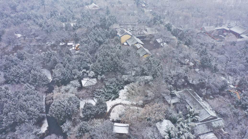 果然视频|雪雾妆点下的千佛山，银装素裹、美如仙境 