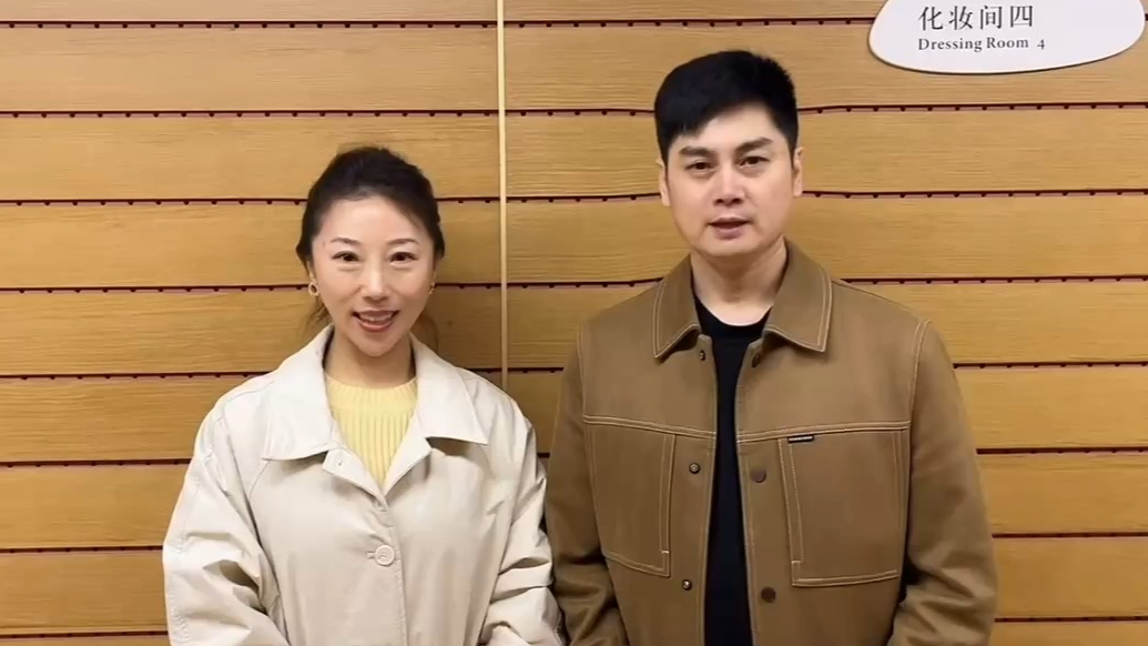 青年二人转演员张春丰、王超预祝2025年胡集书会圆满成功