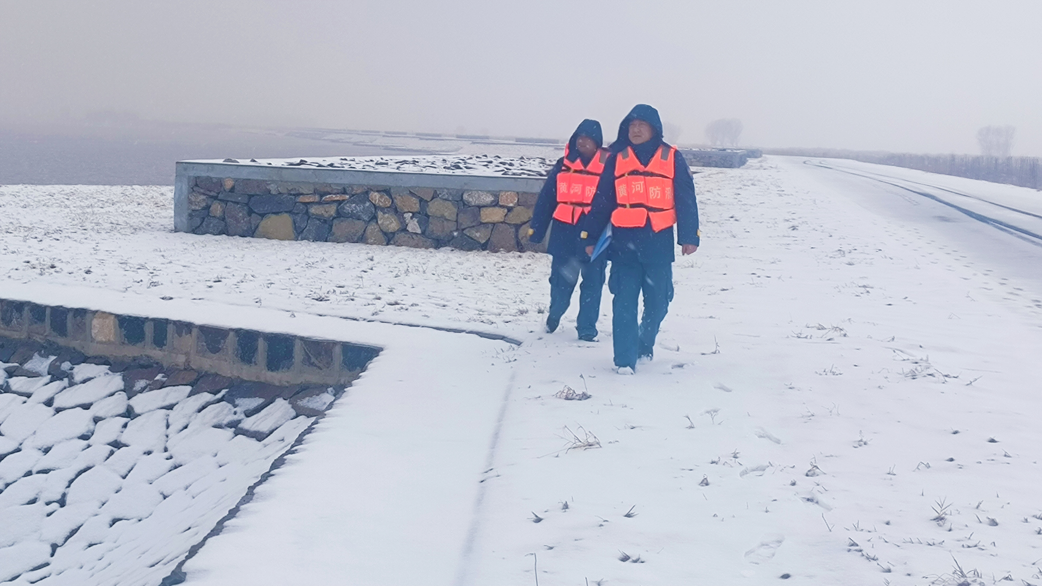 河口黄河河务局：顶风冒雪巡河观测，确保春节防凌安全