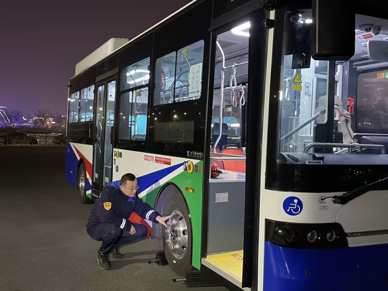 新春走基层｜用爱守护团圆路！青岛末班公交司机的春运“坚守”