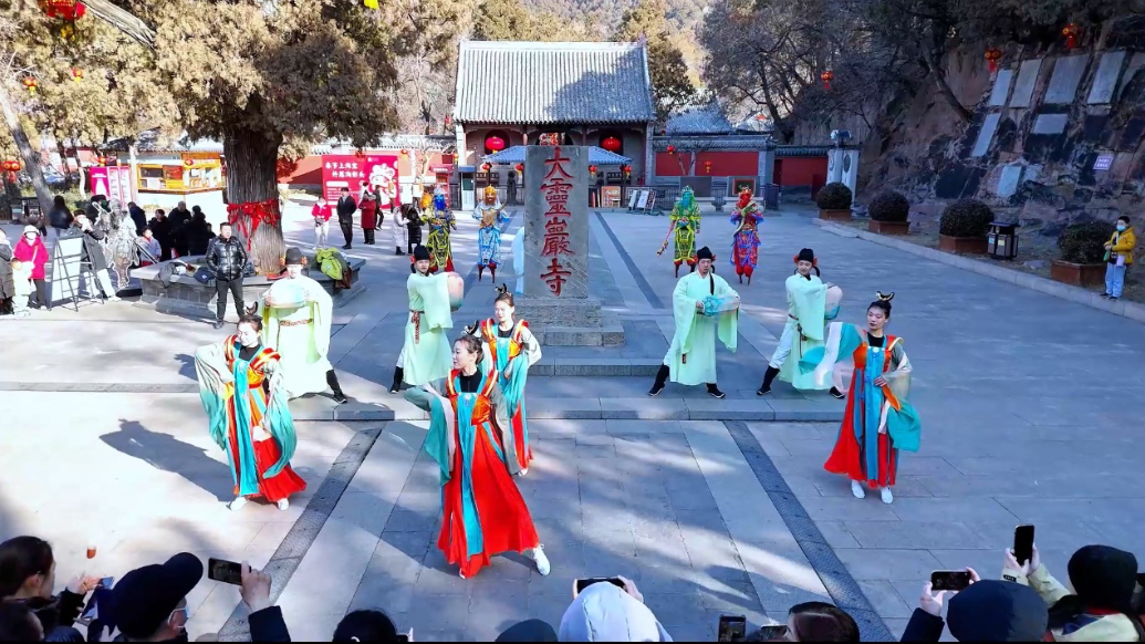 潮玩新春｜大年初一，万人游园！灵岩寺景区迎来“开门红”