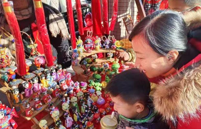 岁月长河中,春节是我们共同的温暖坐标,承载着代代相传的记忆与情感。我们将通过新春蹲点、节日观察、过年直播、回乡手记等,探寻属于“我们的年”的精彩与温暖,感受那份镌刻在心底的节日情怀。