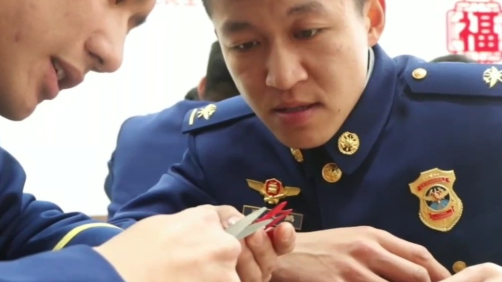 果然视频|消防站里，消防员剪纸绘春“纸”为平安