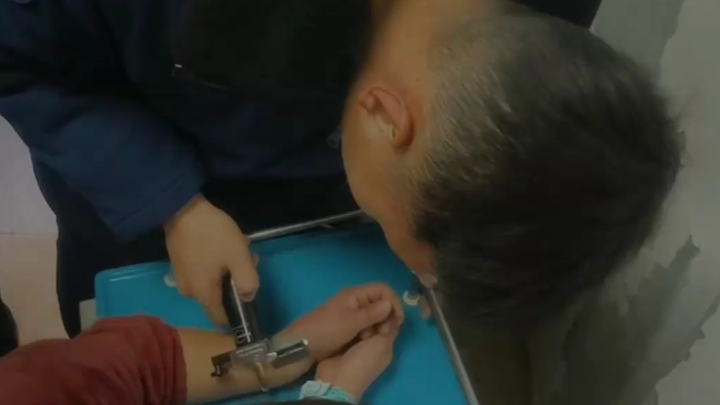 果然视频|受伤女子急需取下金手镯就医，消防员迅速到场破拆