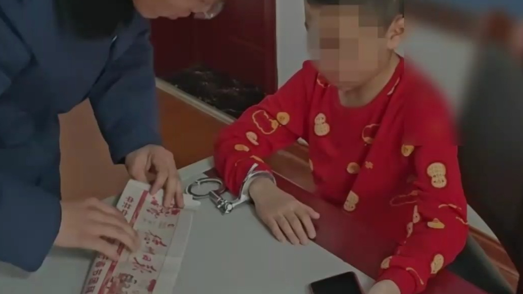 果然视频|男孩被玩具手铐“咬”住手腕，消防员到场两分钟化解