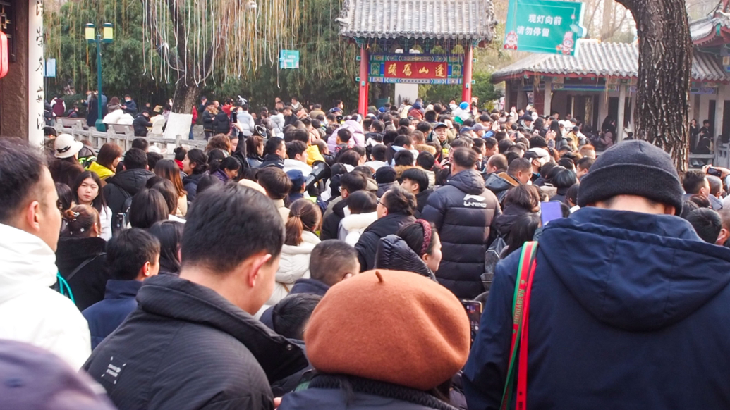 果然视频|春节假日赏灯看泉，济南趵突泉景区迎游客潮