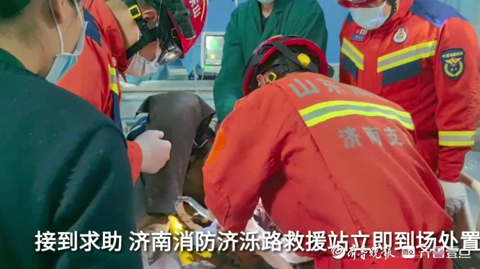 果然视频|男子不慎被农具扎脚，消防员迅速到场进行切割作业