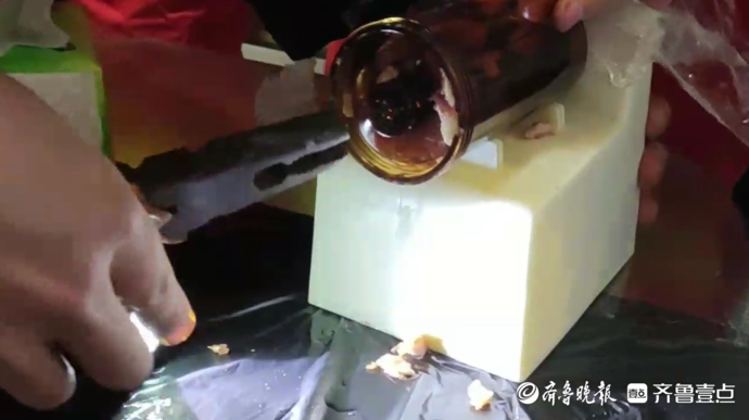 果然视频|女孩被塑料灌肠机“咬”手，消防员到场拆“机”施救