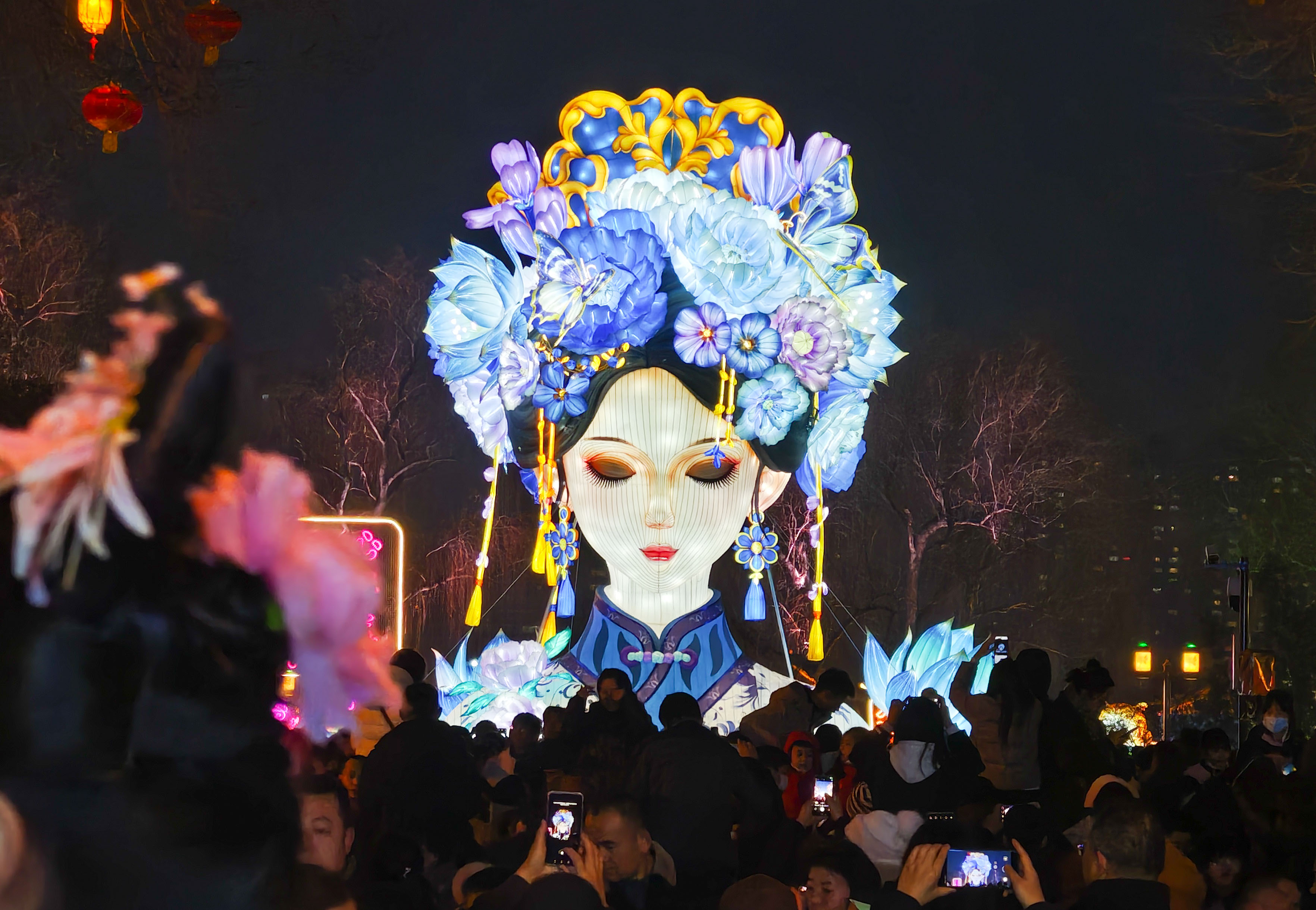 元宵节之夜，无数外地游客要和“湖畔雨荷”一起过