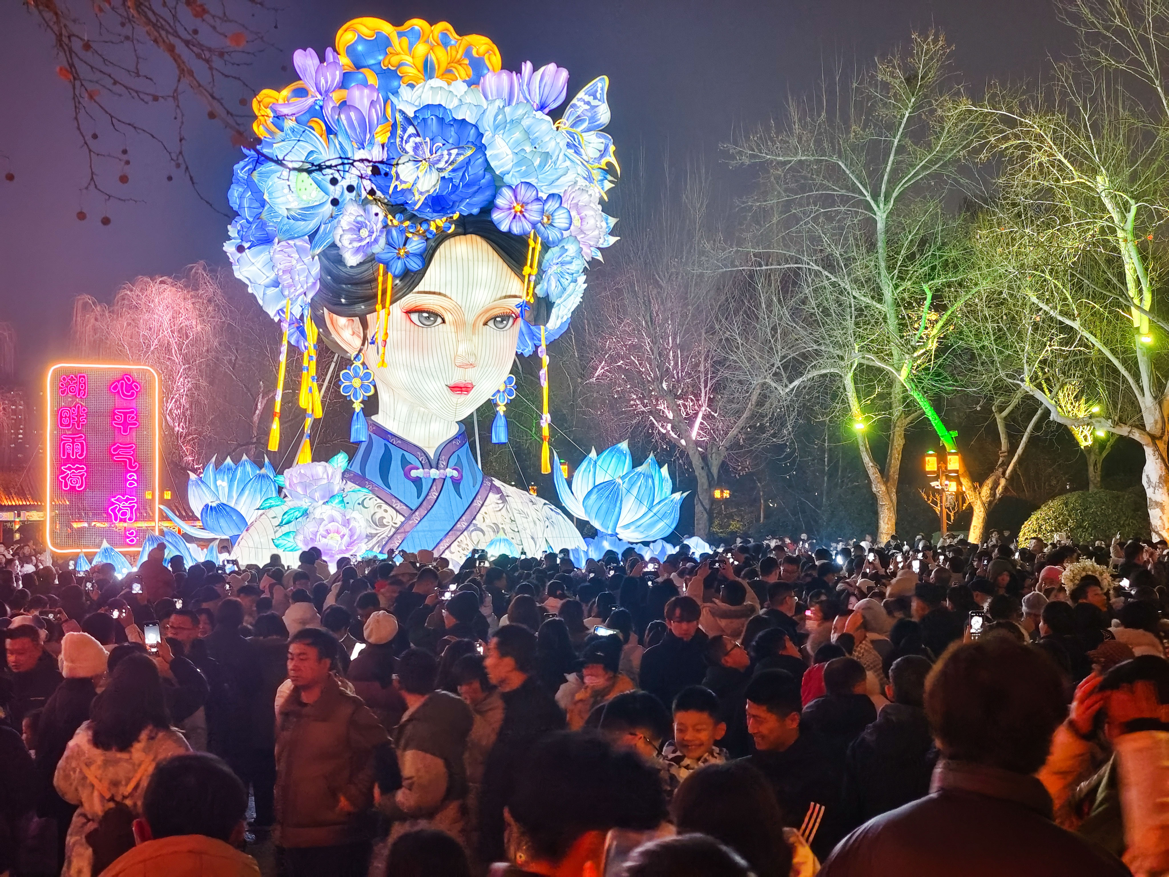元宵节之夜，无数外地游客要和“湖畔雨荷”一起过