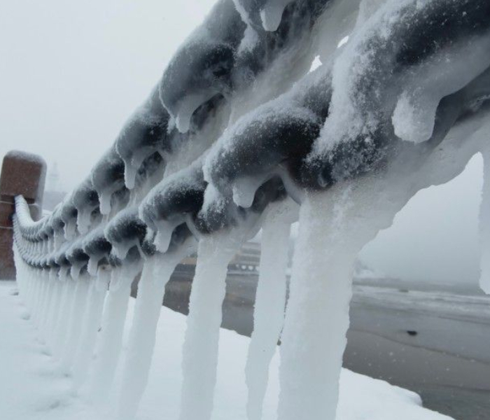 万万没想到，今冬最冷的一天会发生在立春之后。蛇年第一场寒潮已经登场，山东最低气温降到-15℃。除了降雪，山东气象部门提醒，此次冷空气过程北风风力大、气温持续偏低，半岛北部地区有明显积雪和道路结冰，对节后返程交通运输、海上生产、能源供应、农业生产、人体健康及室外临时搭建物等可能造成较大影响，请注意防范。