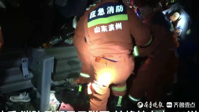 果然视频|货车失控侧翻路边，消防员迅速到场施救
