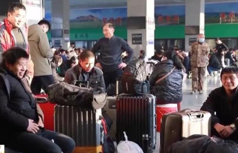 大件行李成“危险物品”？春运火车站扶梯是摔倒重灾区