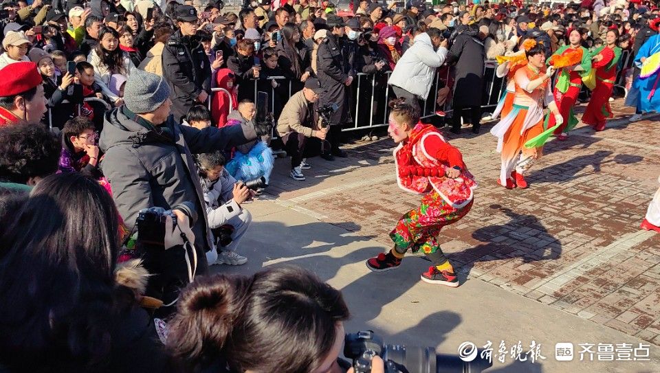 图集︱舞龙、舞狮、扭秧歌！烟台芝罘区东口“渔灯节”精彩来袭