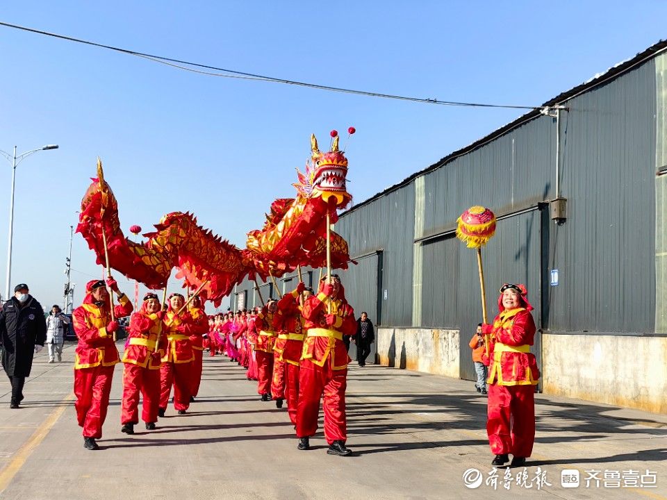 图集︱舞龙、舞狮、扭秧歌！烟台芝罘区东口“渔灯节”精彩来袭