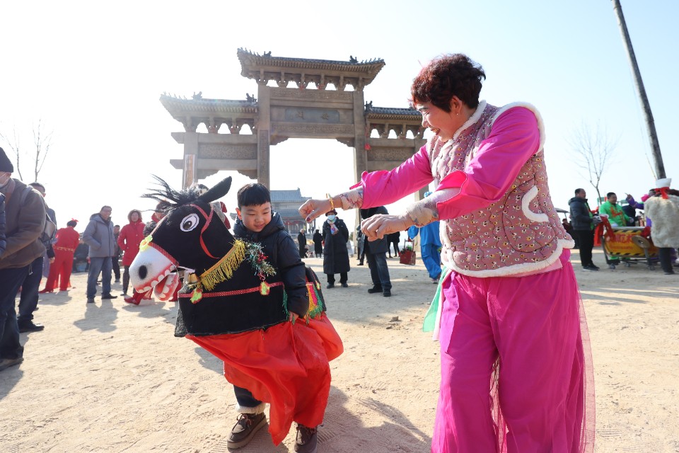 图集|渔家盛事，秧歌欢腾！海阳虎头湾渔灯节祈福盼丰收