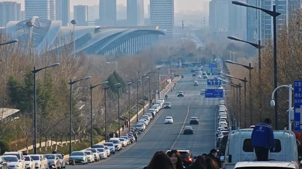 果然视频丨泰安望岳西路火了，不少年轻人在这打卡拍照