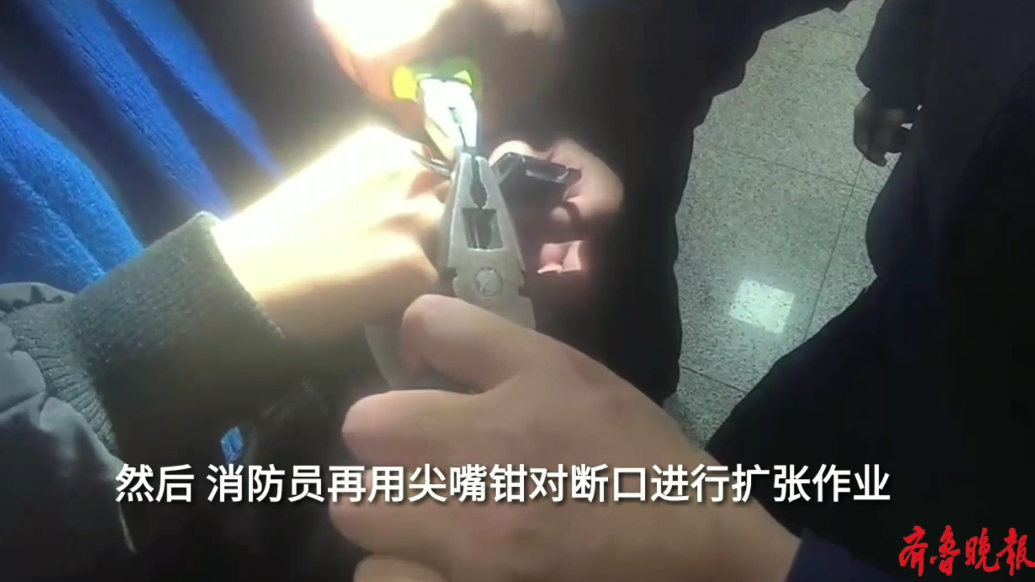 果然视频|女子被戒指“咬”住手指，消防员三分钟化解