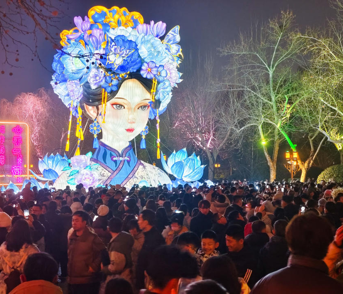 泉城元宵夜，共赏团圆灯。元宵节当天，我们将通过直播、短视频、图文等多形式、多内容的报道，深入挖掘济南元宵节的传统与现代融合元素，展现泉城独特的节日氛围和文化魅力。