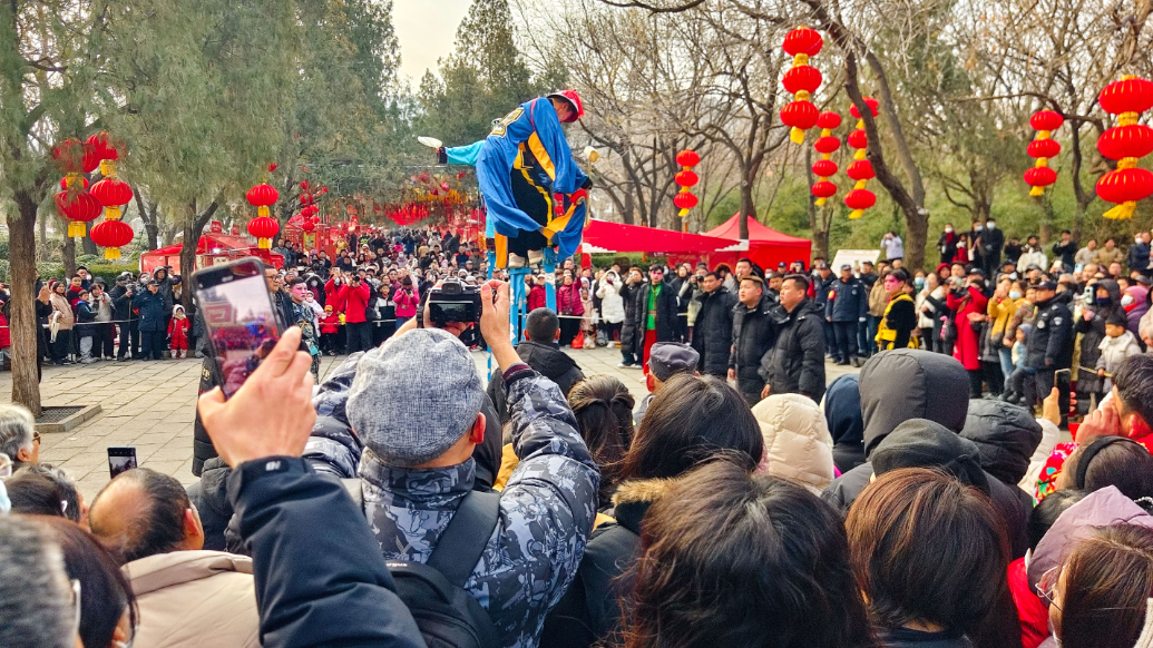 果然视频|庆元宵佳节，千佛山下高跷跳得欢畅自在