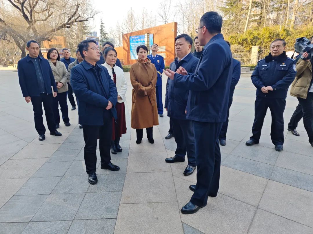 岱岳区委副书记,区长苗明峻莅临泰安市岱岳实验中学调研开学准备工作