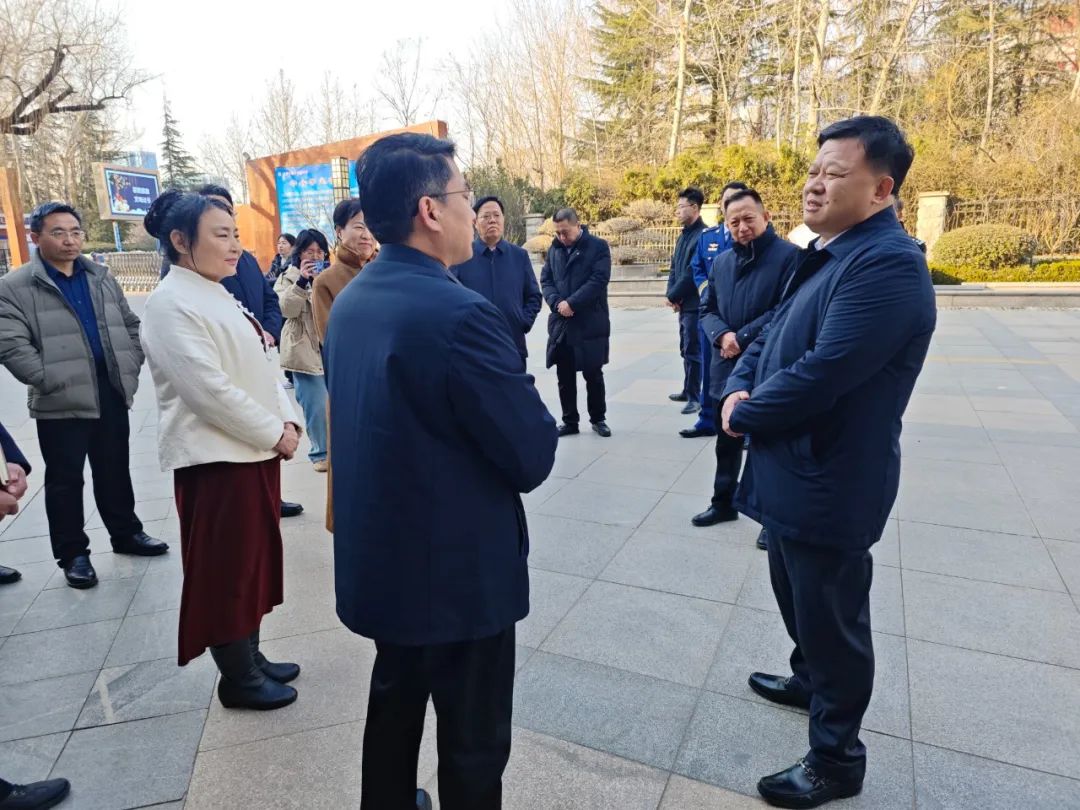 岱岳区委副书记,区长苗明峻莅临泰安市岱岳实验中学调研开学准备工作