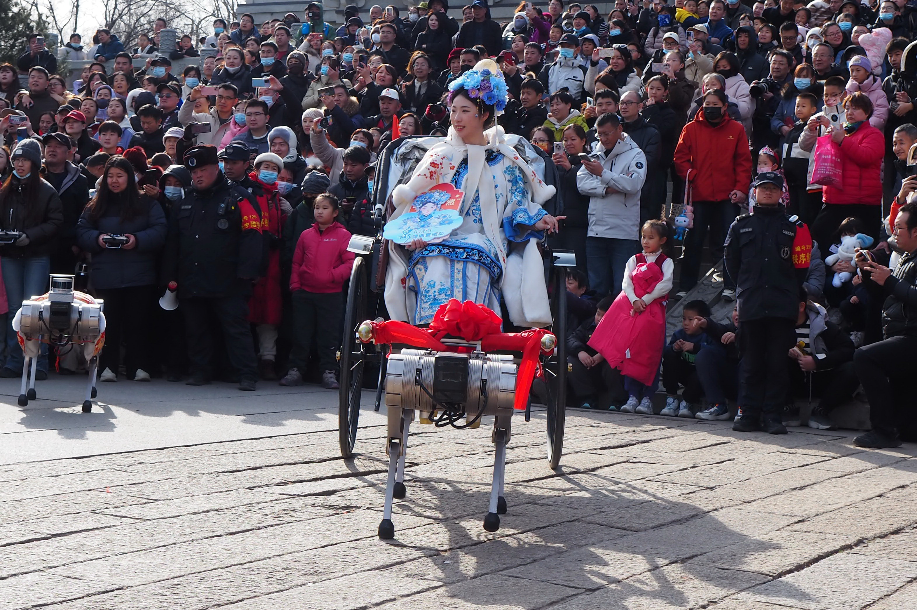 好玩又喜庆，机器人拉“夏雨荷”在大明湖遛弯