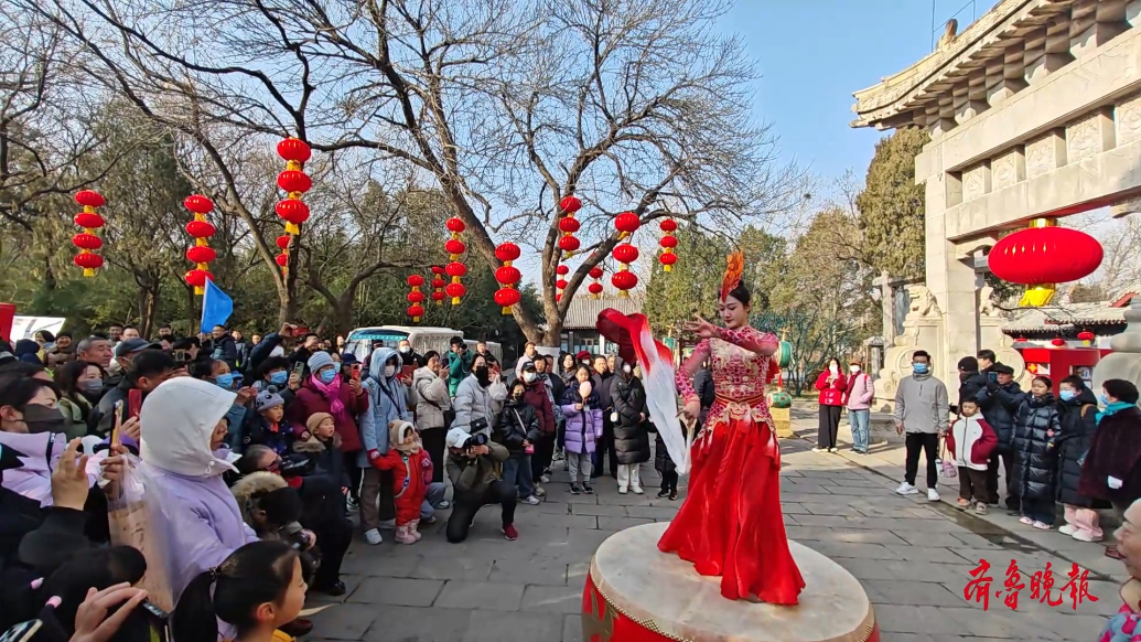 果然视频丨高跷灯谜戏曲荟萃，济南千佛山人潮涌动庆元宵