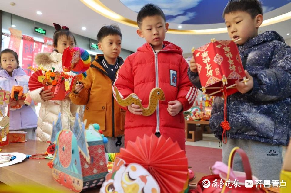 济南望岳路小学：蛇年手工展，创意迎开学