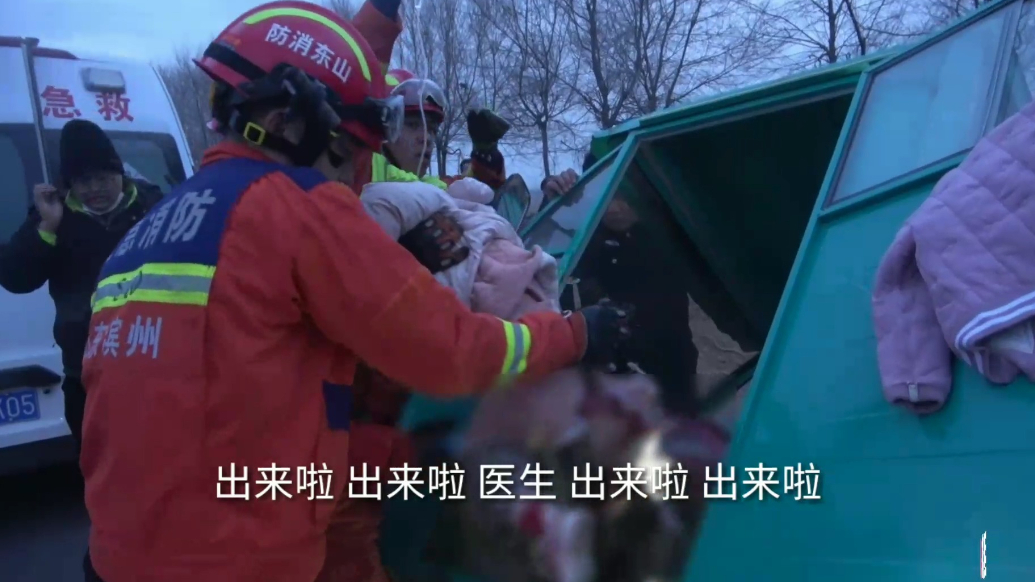 果然视频|女童不慎腿卡摩托三轮车传动轴处，众人合力施救