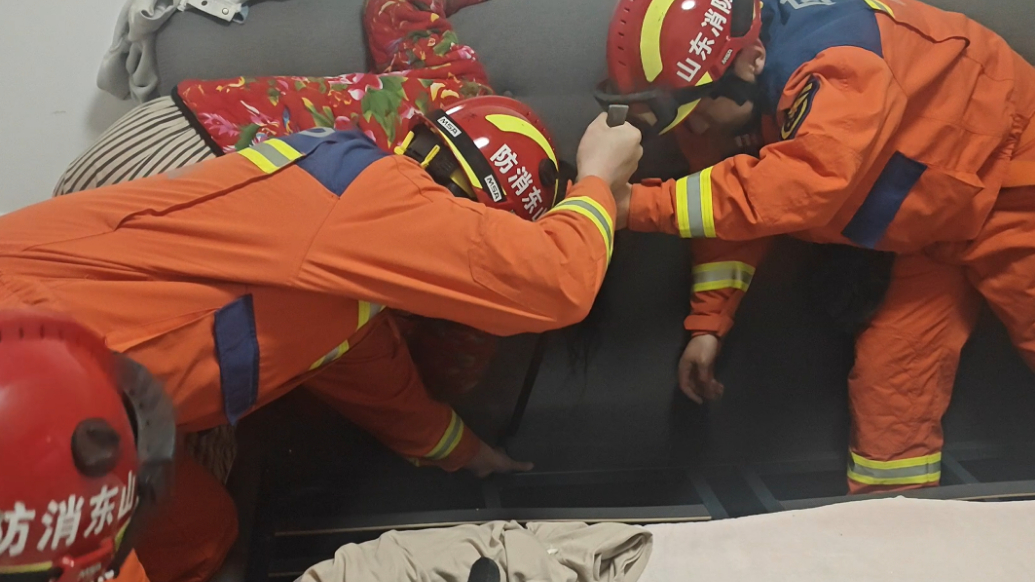果然视频｜捡眼药水手腕卡床缝，青岛消防三分钟让女子脱困