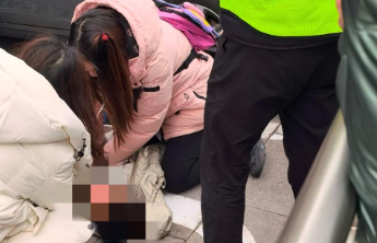 凡人歌丨新乡胖东来停车场一儿童昏迷，聊城白衣天使跪地紧急施救