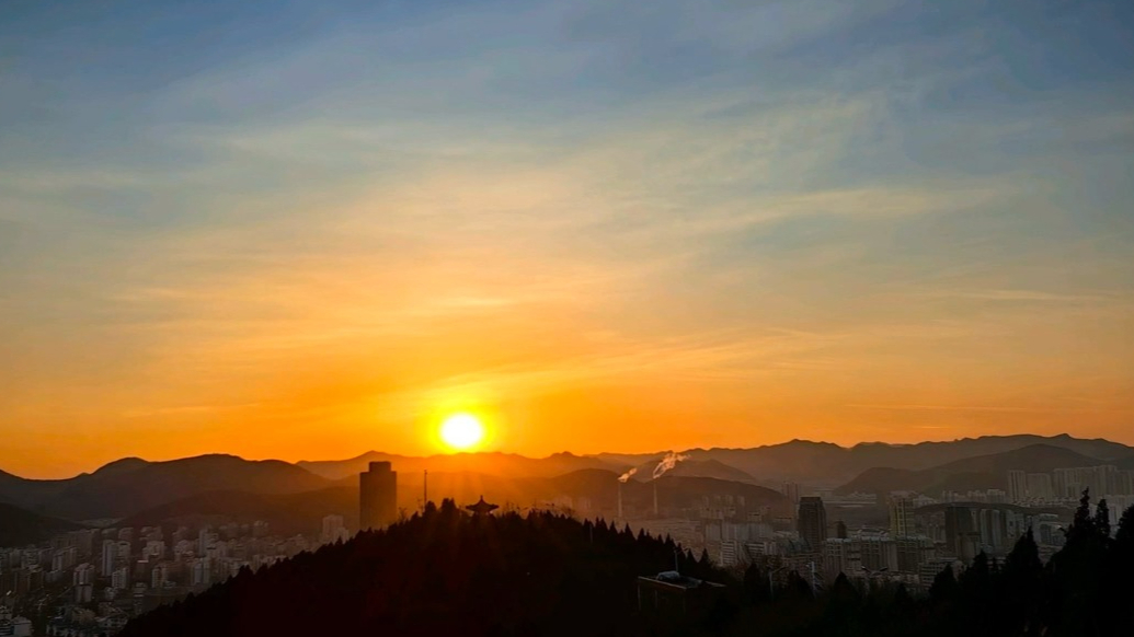 天气情报站|晴冷模式开启全新一周！济南清晨日出绚丽多姿