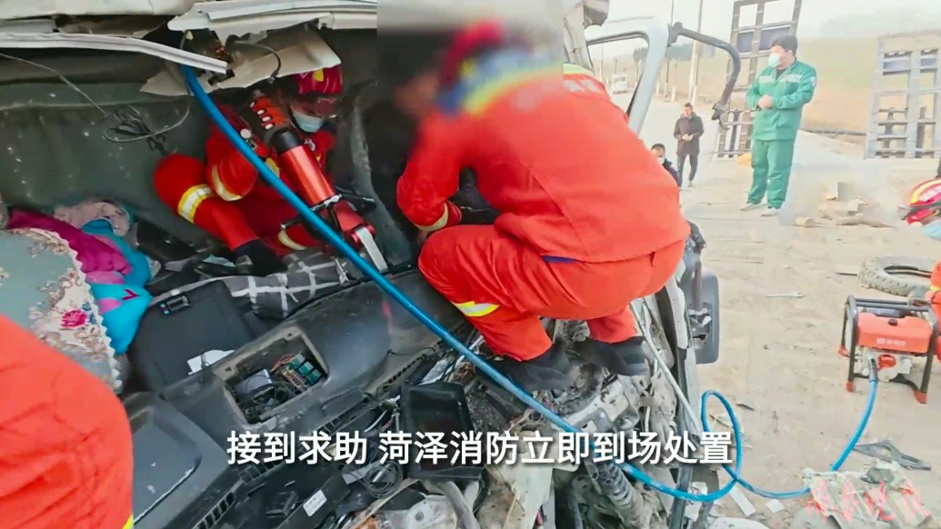 果然视频|罐车与拖车发生碰撞事故，消防员到场救出被困者