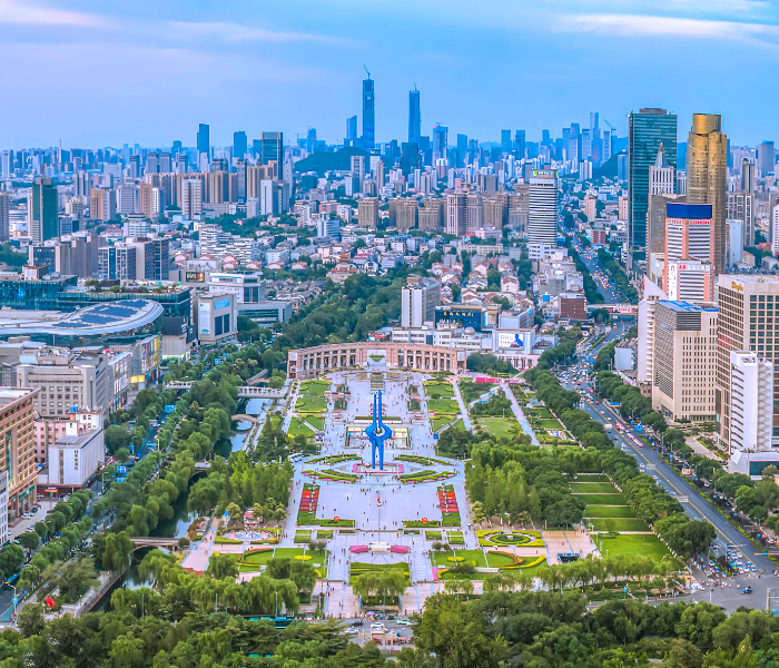 春意涌动的济南，正以蓬勃之姿书写发展答卷。这个春天，我们将通过多维度、多形式的报道，全面展现济南在民生保障、项目建设、文旅融合与消费提振中的“春日新气象”，一同见证这座城市新一年的蓬勃发展。